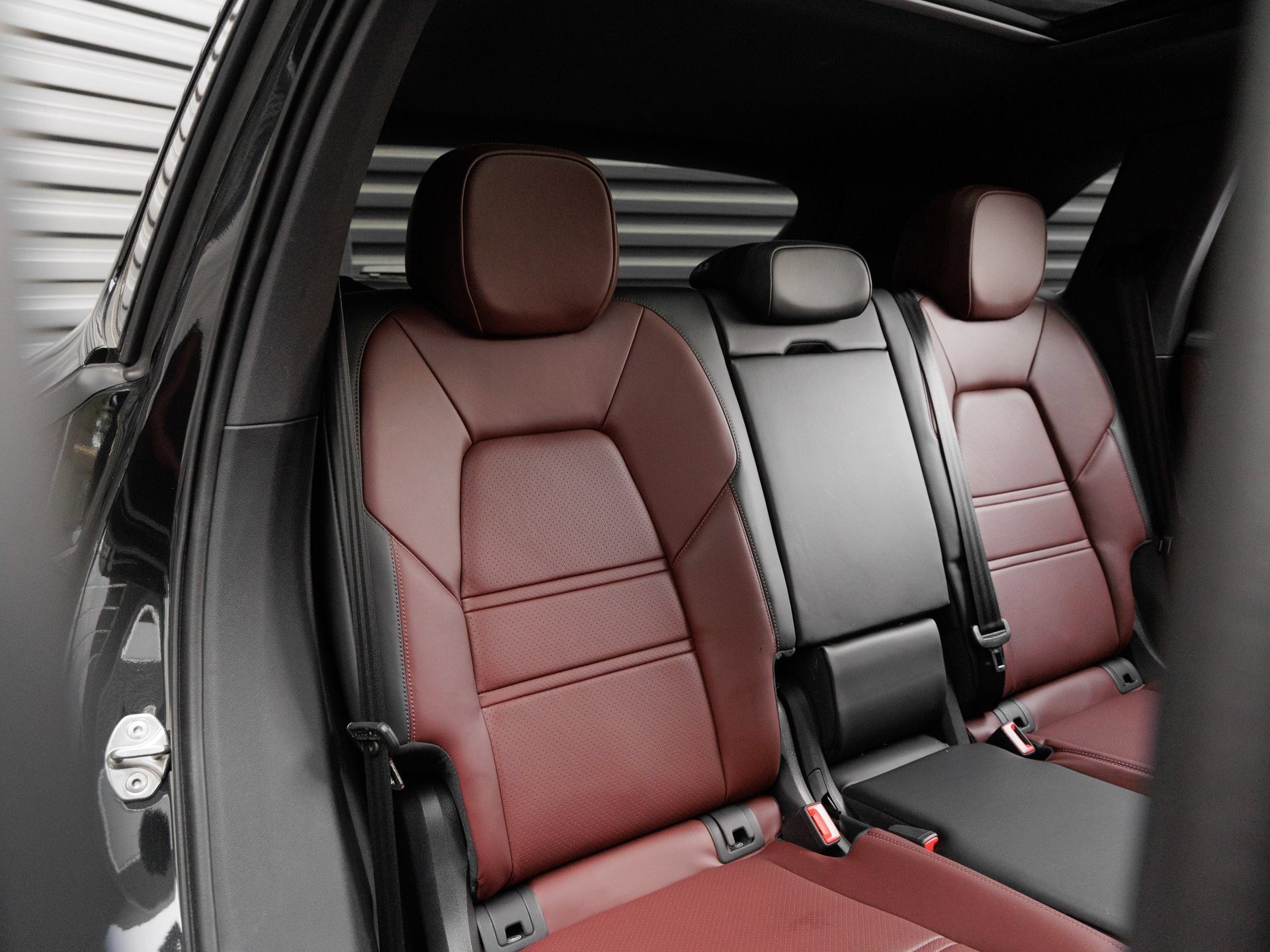 Certified 2025 Porsche Cayenne E-Hybrid AWD/4WD image 37