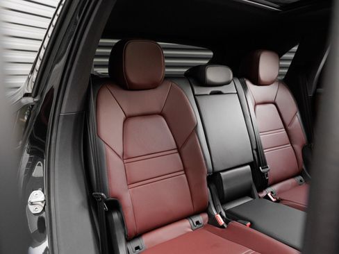 Certified 2025 Porsche Cayenne E-Hybrid AWD/4WD image 37