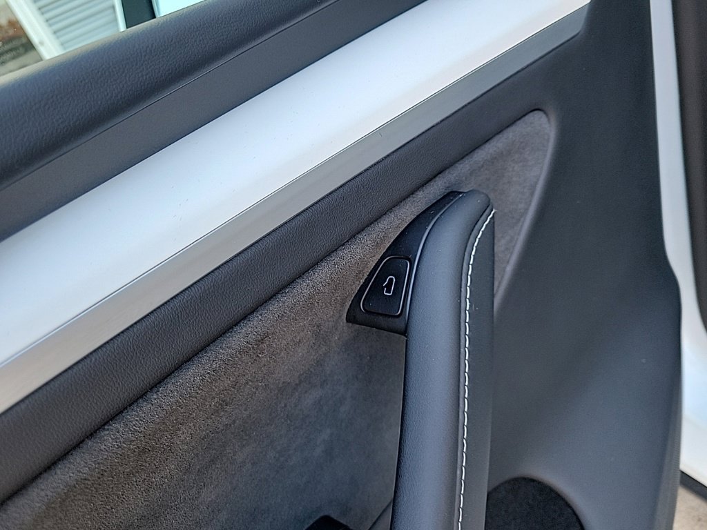 Used 2024 Tesla Model Y Long Range AWD/4WD image 26