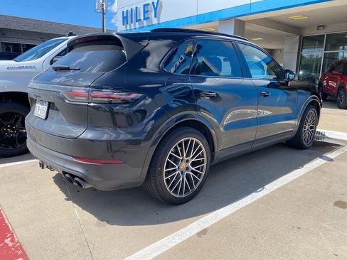Used 2023 Porsche Cayenne Platinum Edition AWD/4WD image 2
