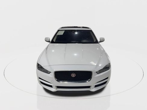 Used 2018 Jaguar XE Premium image 4