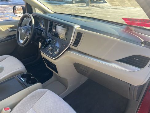 Used 2019 Toyota Sienna LE image 18
