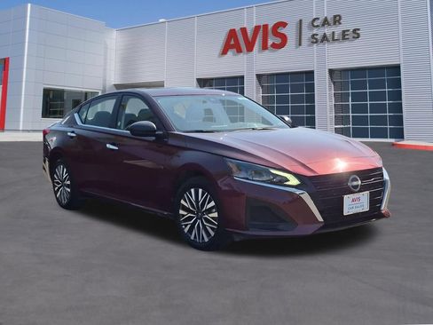 Used 2025 Nissan Altima 2.5 SV AWD/4WD image 3