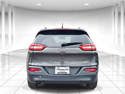 Used 2017 Jeep Cherokee Latitude w/ Comfort/Convenience Group FWD image 4