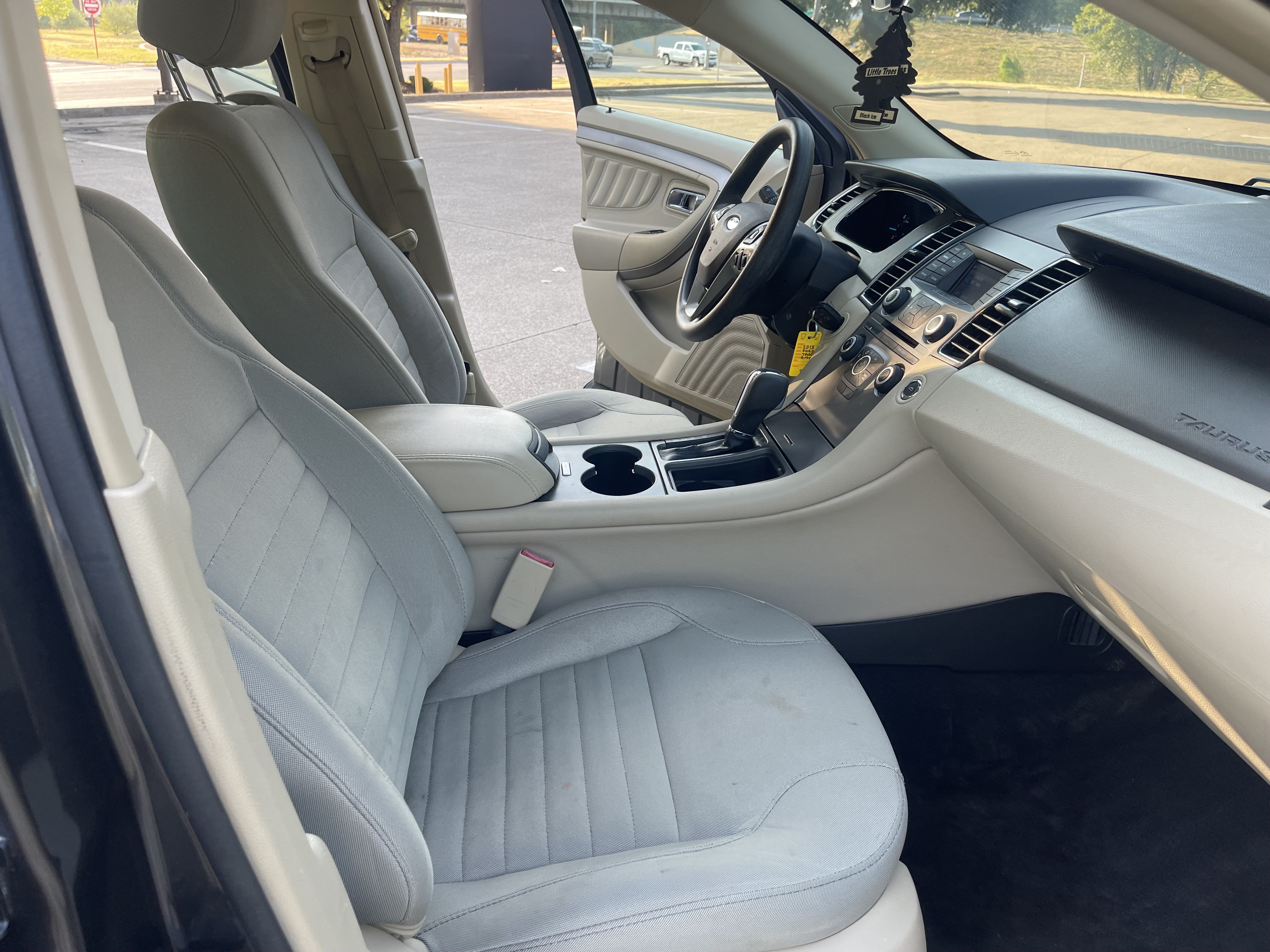 Used 2015 Ford Taurus SE FWD image 11