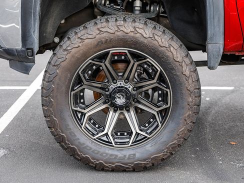 Used 2024 GMC Sierra 2500 SLT w/ SLT Premium Package image 9