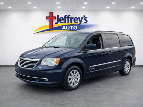 Used 2014 Chrysler Town & Country Touring image 1