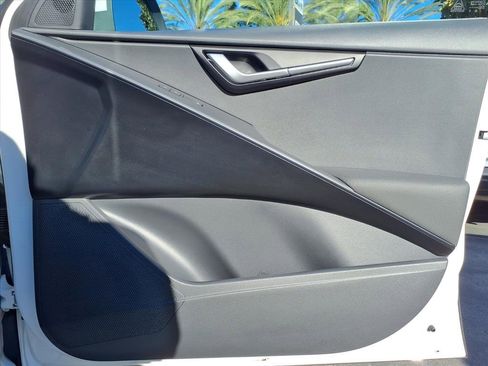 Used 2025 Kia Niro LX image 23