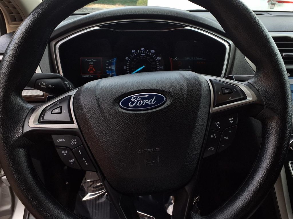 Used 2019 Ford Fusion SE FWD image 14