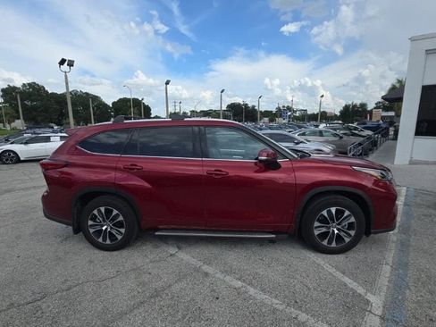 Used 2021 Toyota Highlander XLE FWD image 2
