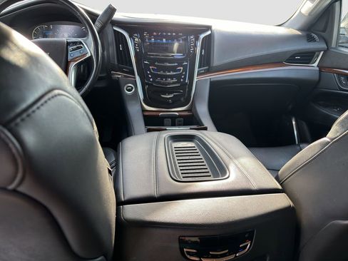 Used 2020 Cadillac Escalade Premium Luxury AWD/4WD image 22