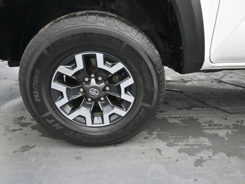 Used 2022 Toyota Tacoma TRD Off-Road w/ Technology Package AWD/4WD image 9