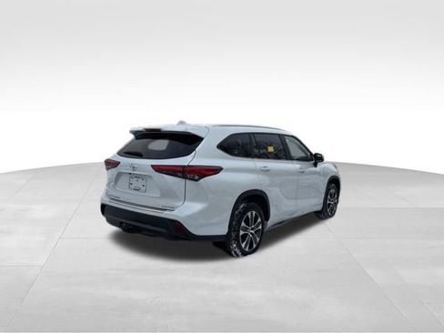 Certified 2023 Toyota Highlander XLE image 6