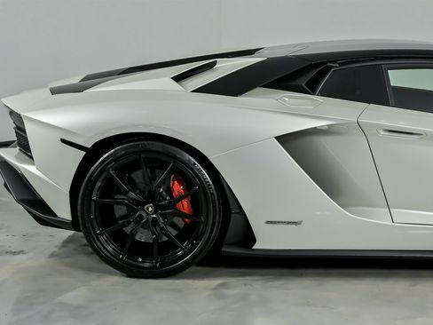 Used 2017 Lamborghini Aventador S image 13