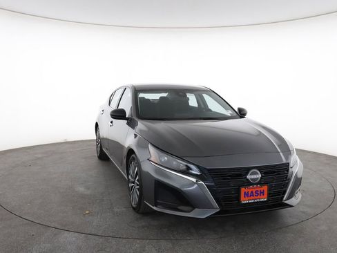 Used 2025 Nissan Altima 2.5 SV image 3