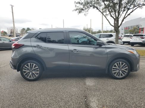 Certified 2021 Nissan Kicks SV image 4