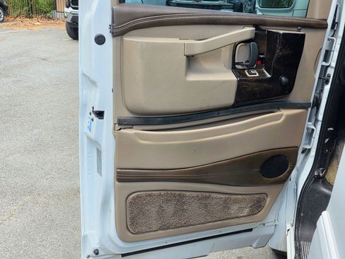 Used 2018 GMC Savana 2500 Extended w/ Enhanced Convenience Package image 24