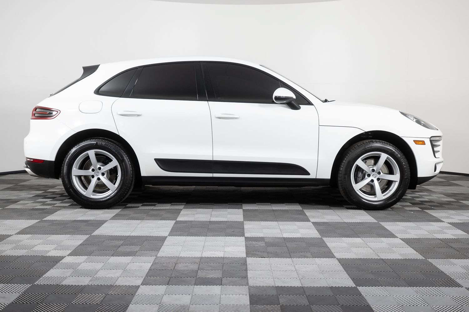 Used 2018 Porsche Macan AWD/4WD image 9