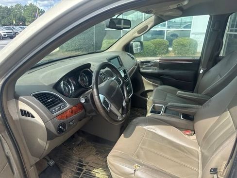 Used 2013 Chrysler Town & Country Touring FWD image 13