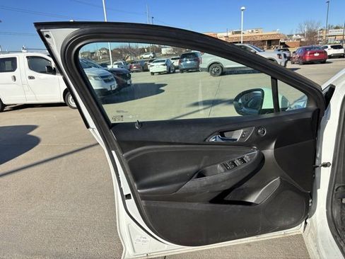 Used 2017 Chevrolet Cruze Premier image 2