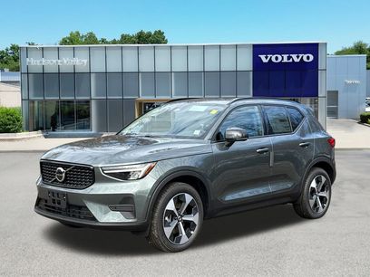 New 2026 Volvo XC40 B5 Core w/ Climate Package