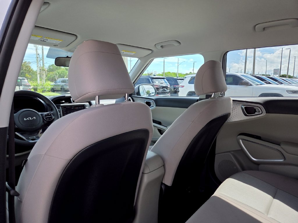 Used 2025 Kia Soul LX w/ LX Technology Package FWD image 24