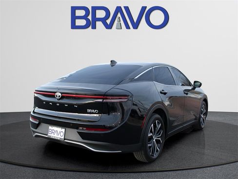 Used 2023 Toyota Crown Limited image 5