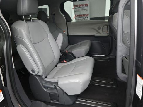Used 2024 Toyota Sienna XLE FWD image 12