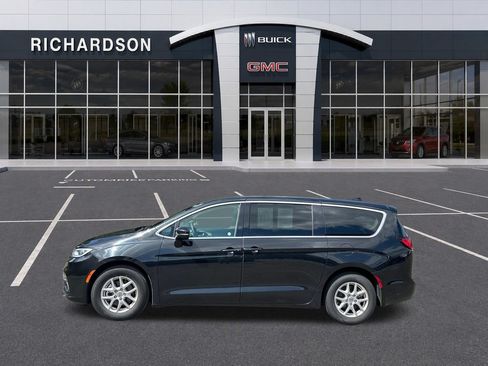Used 2023 Chrysler Pacifica Touring-L FWD image 2
