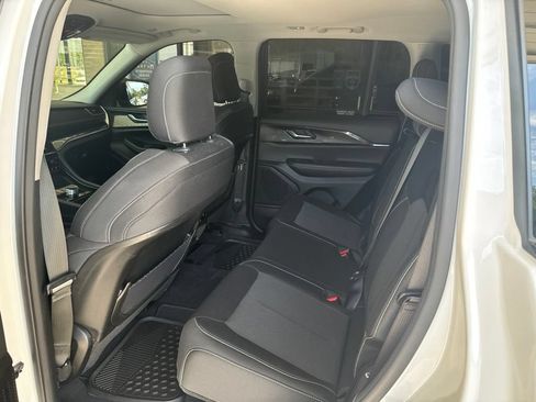Used 2023 Jeep Grand Cherokee Laredo w/ Luxury Tech Group I AWD/4WD image 16
