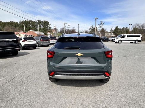Used 2025 Chevrolet Trax LT w/ LT Convenience Package image 6