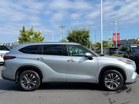 Used 2021 Toyota Highlander XLE AWD/4WD image 6