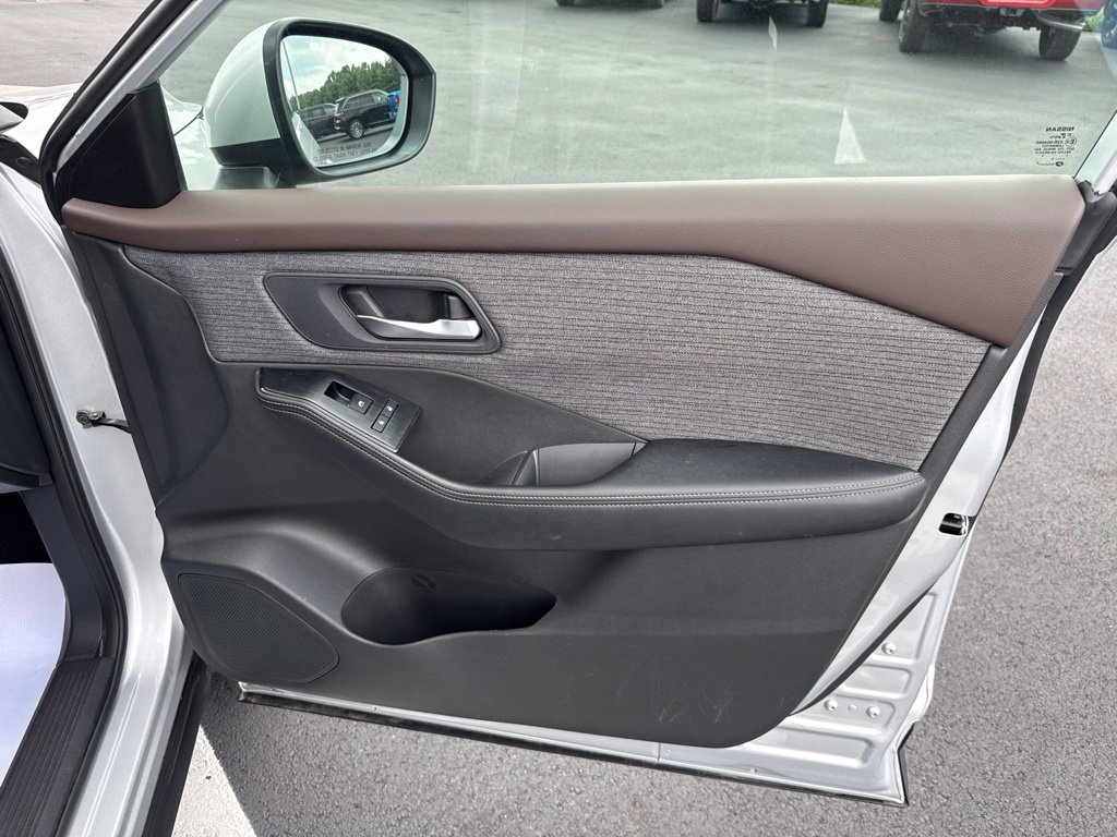 Used 2023 Nissan Rogue SV AWD/4WD image 13