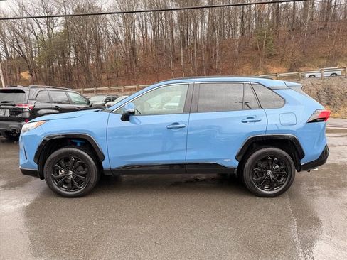 Used 2024 Toyota RAV4 SE w/ Convenience Package image 3