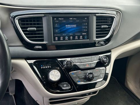 Used 2020 Chrysler Pacifica Touring-L FWD image 13