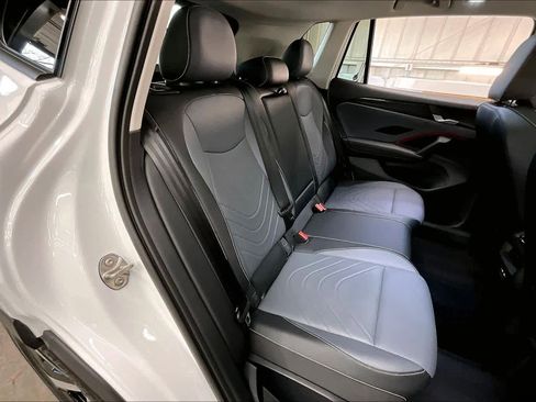 Used 2025 Volkswagen Tiguan SE w/ Panoramic Sunroof Package image 29