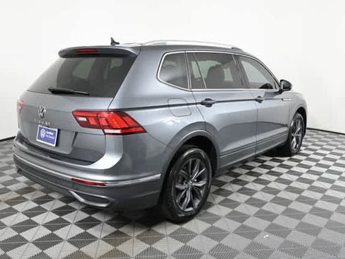 Used 2023 Volkswagen Tiguan SE w/ Panoramic Sunroof Package image 9
