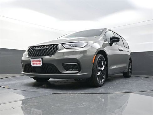 Used 2023 Chrysler Pacifica Limited w/ Uconnect Theater Family Group image 27