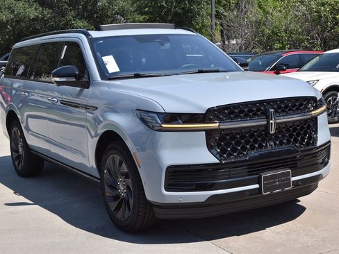 New 2025 Lincoln Navigator L Reserve w/ Jet Appearance Package image 3