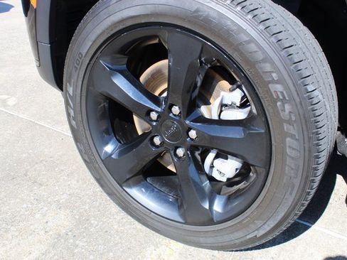 Used 2022 Jeep Grand Cherokee L Laredo image 3