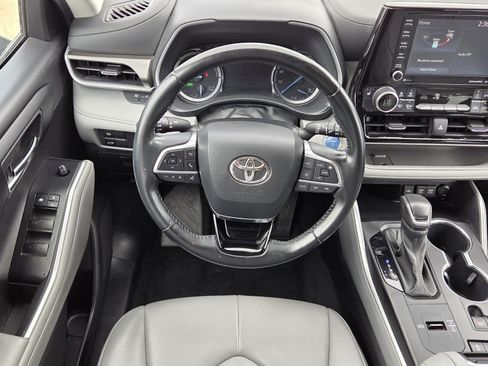 Used 2021 Toyota Highlander XLE AWD/4WD image 8
