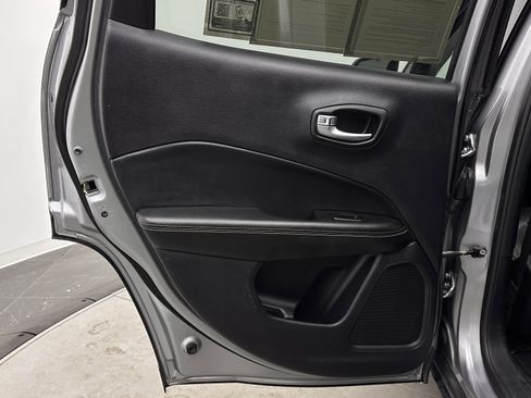 Used 2018 Jeep Compass Latitude FWD image 24