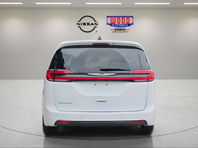 Used 2024 Chrysler Pacifica Touring-L FWD image 3