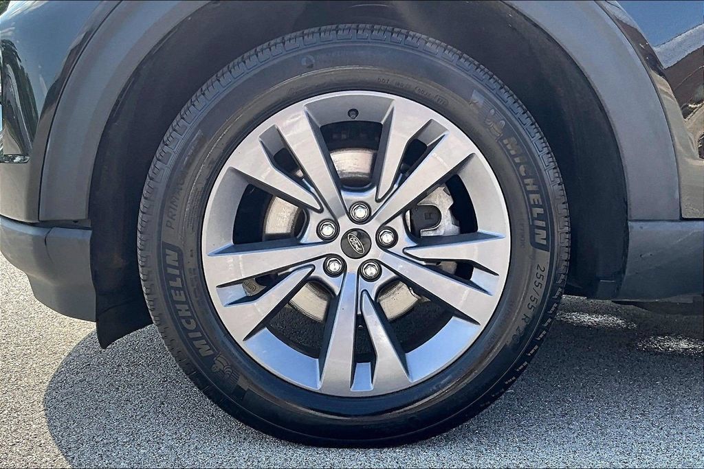 Used 2023 Ford Explorer XLT w/ Equipment Group 202A AWD/4WD image 9