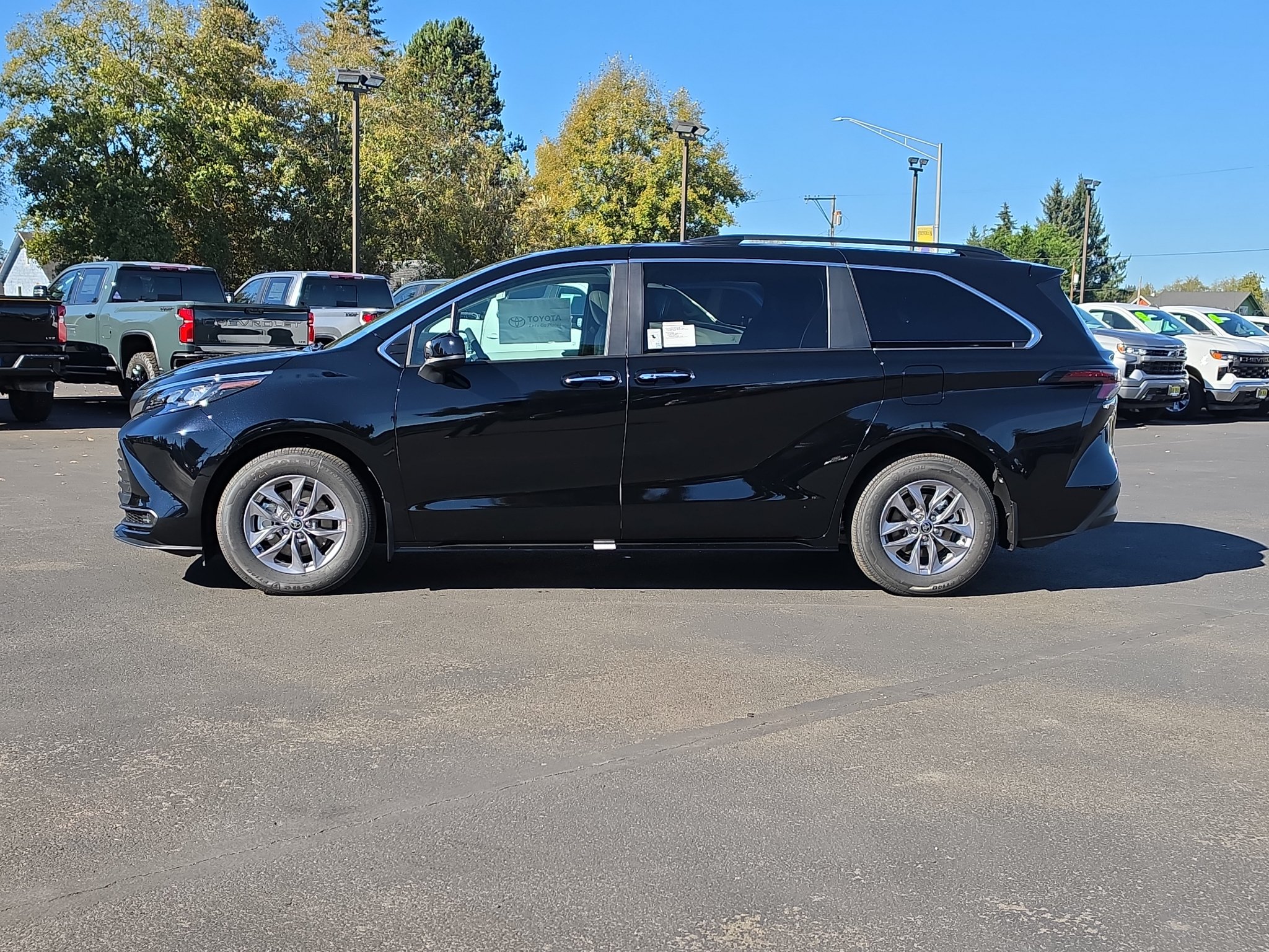New 2026 Toyota Sienna XLE AWD/4WD image 6