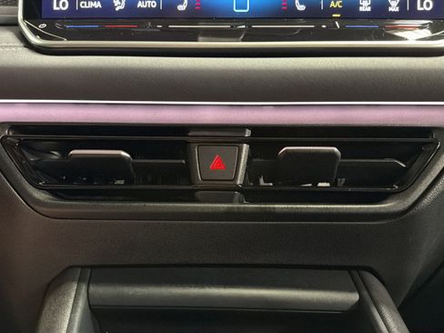 Certified 2025 Volkswagen Tiguan SE AWD/4WD image 26