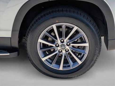Used 2019 Toyota Highlander XLE FWD image 25