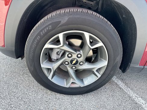 Used 2025 Chevrolet Trax LT FWD image 18