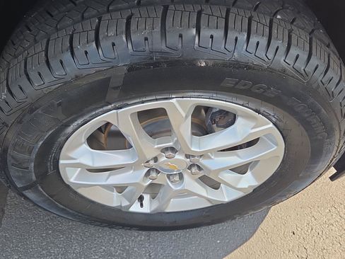 Used 2020 Chevrolet Traverse LT FWD image 3