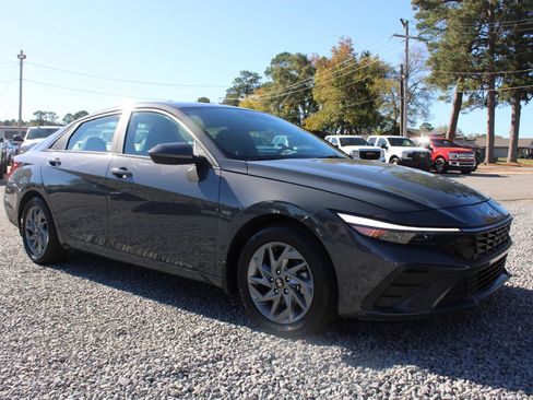 Used 2024 Hyundai Elantra Blue FWD image 5